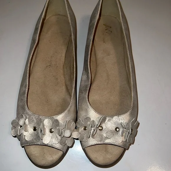 A2 By Aerosoles Champagne/Light Gold Floral Flats - Picture 1 of 6